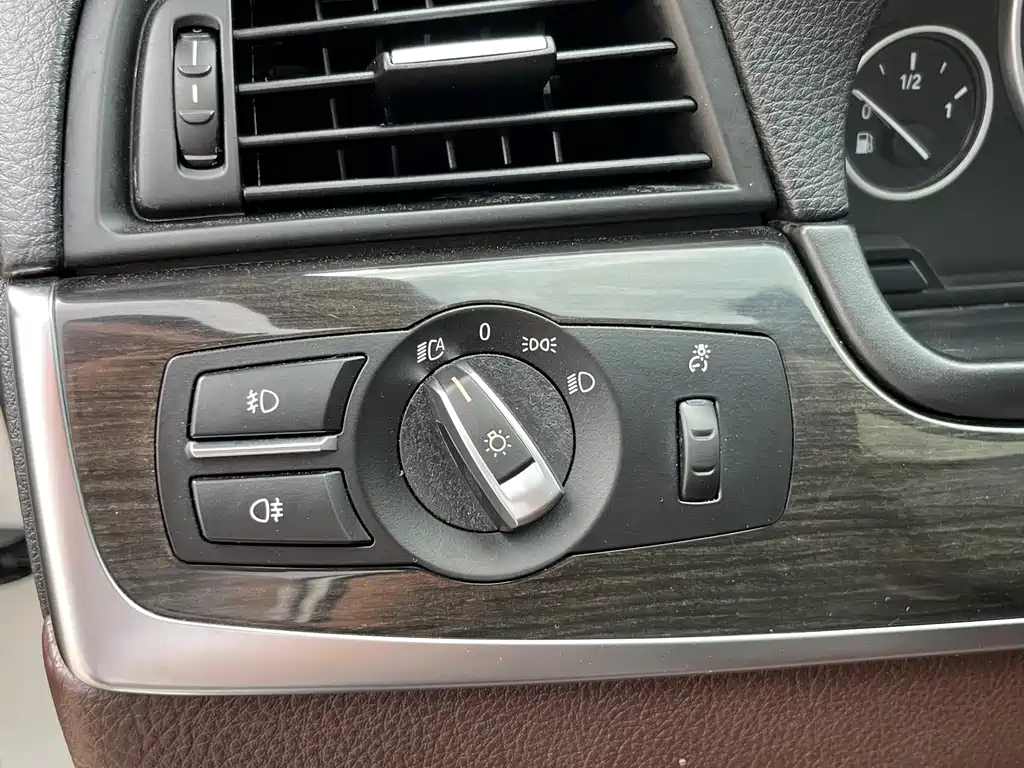 BMW 5 Series — миниатюра 17