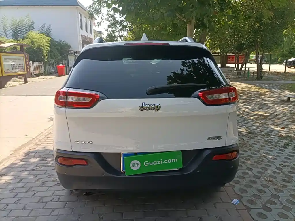 Jeep Cherokee (Import) — миниатюра 6