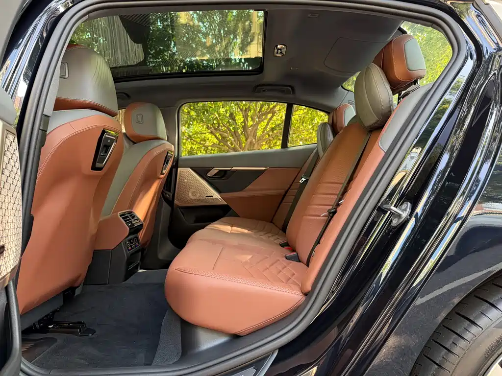 BMW 5 Series — миниатюра 9