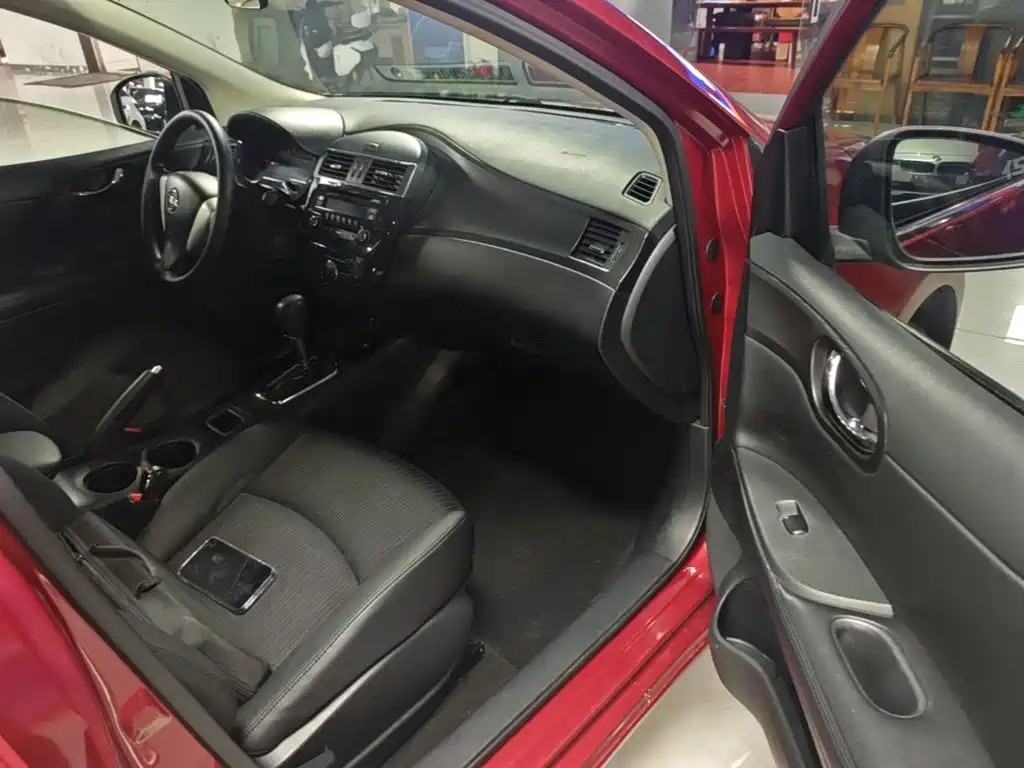 Nissan Tiida — миниатюра 9