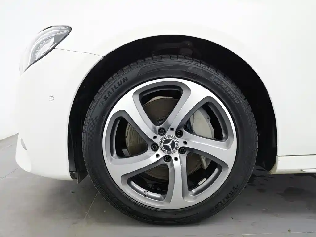 Mercedes-Benz E-Class — миниатюра 17