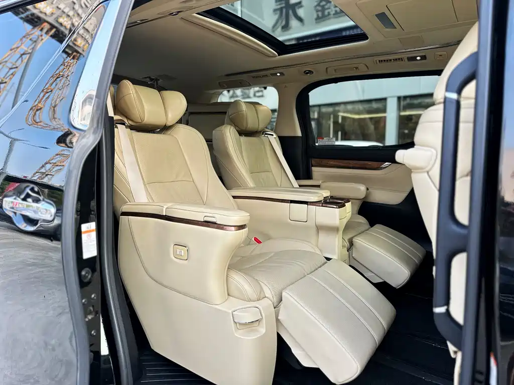 Toyota Alphard — миниатюра 11