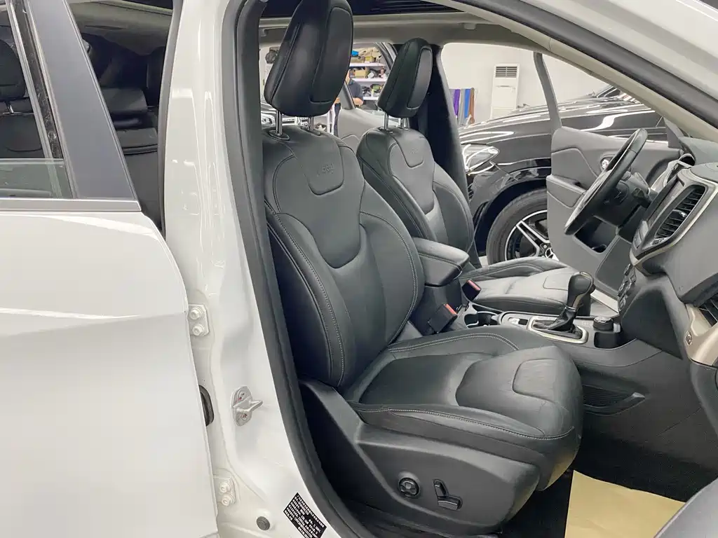 Jeep Cherokee — миниатюра 15