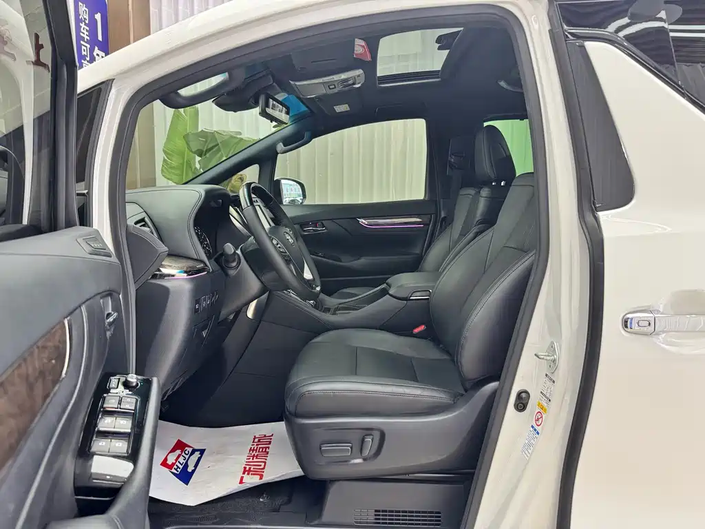 Toyota Alphard — миниатюра 7