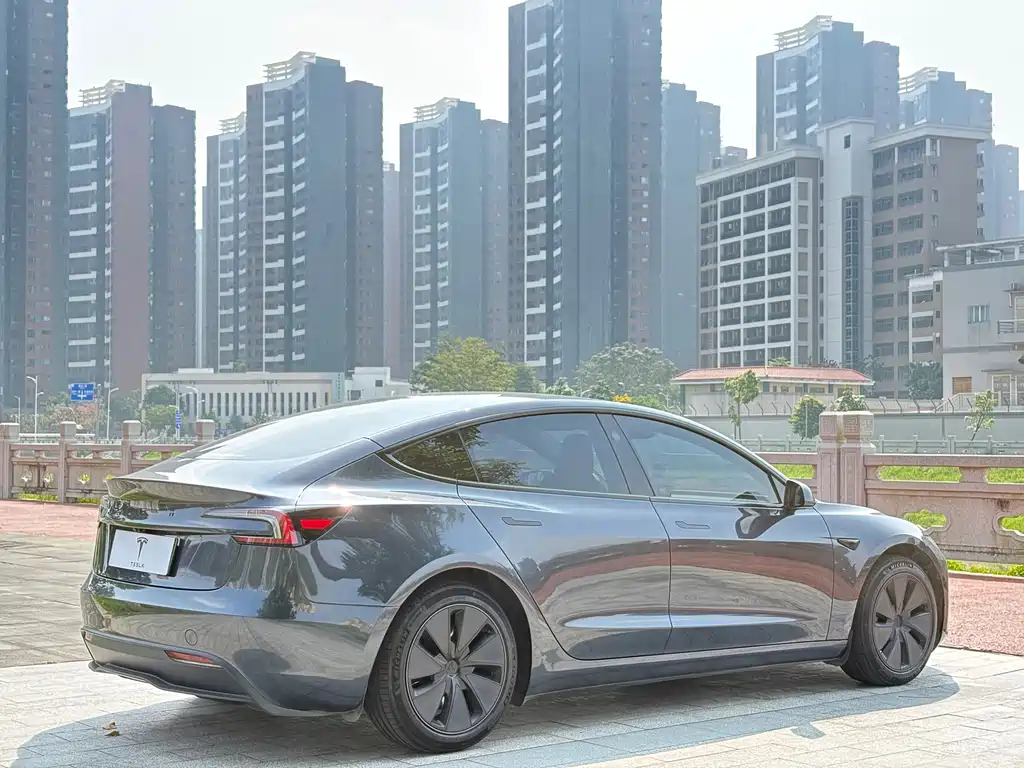 Tesla Model 3 — миниатюра 9