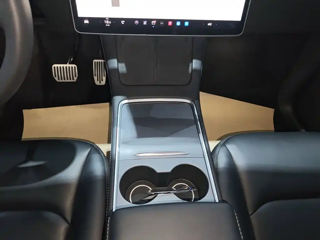 Tesla Model Y — миниатюра 12