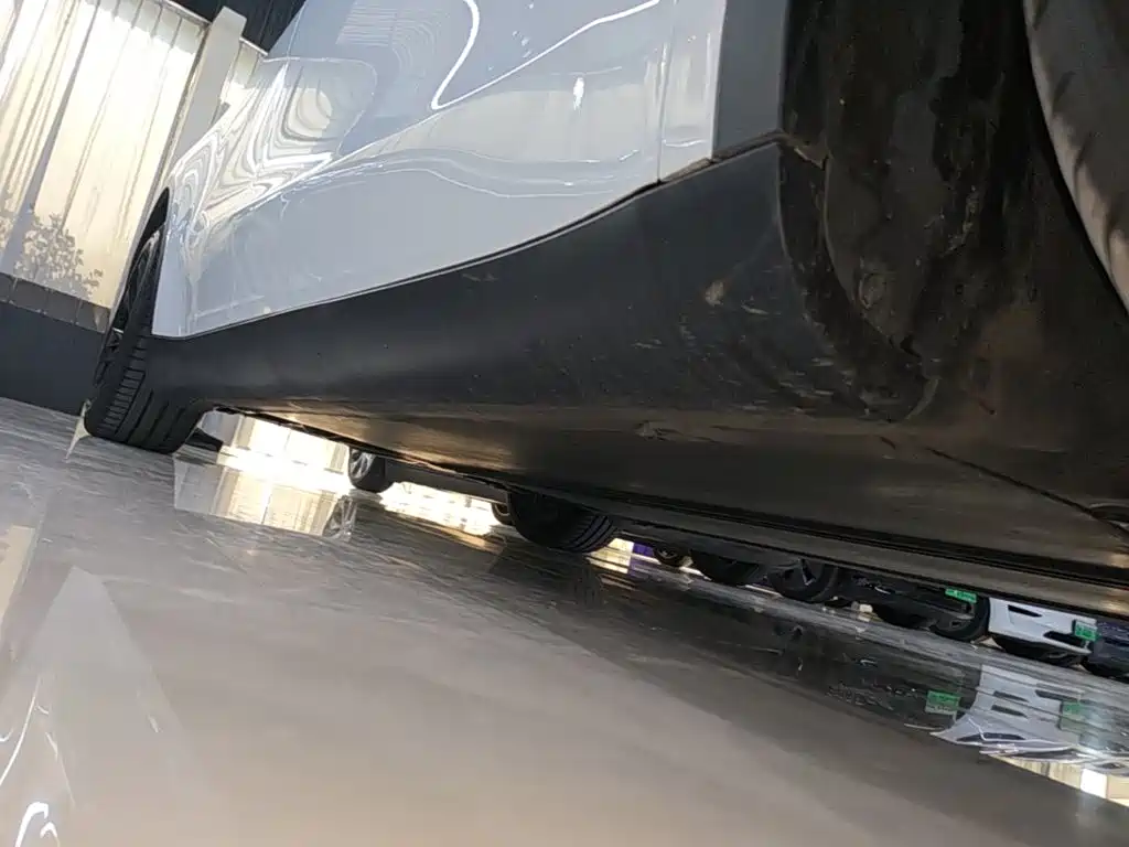 Tesla Model Y — миниатюра 5