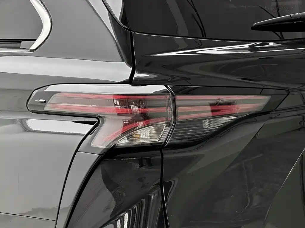 Toyota Sienna — миниатюра 30