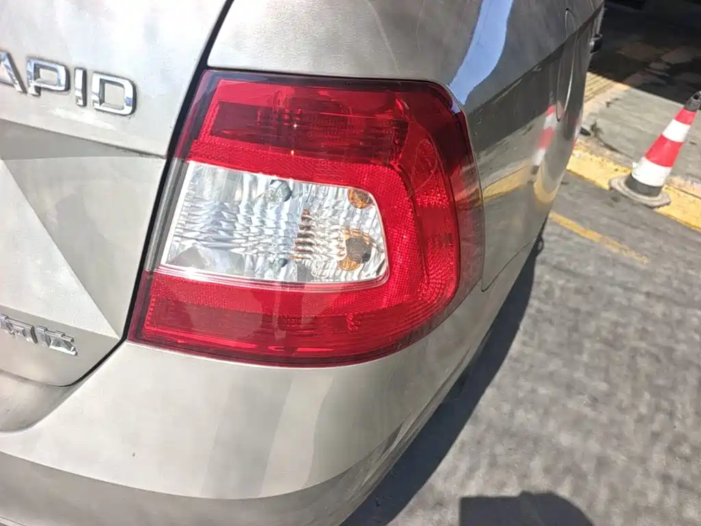 Skoda Rapid — миниатюра 8