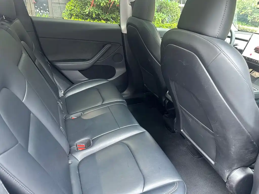 Tesla Model Y — миниатюра 8