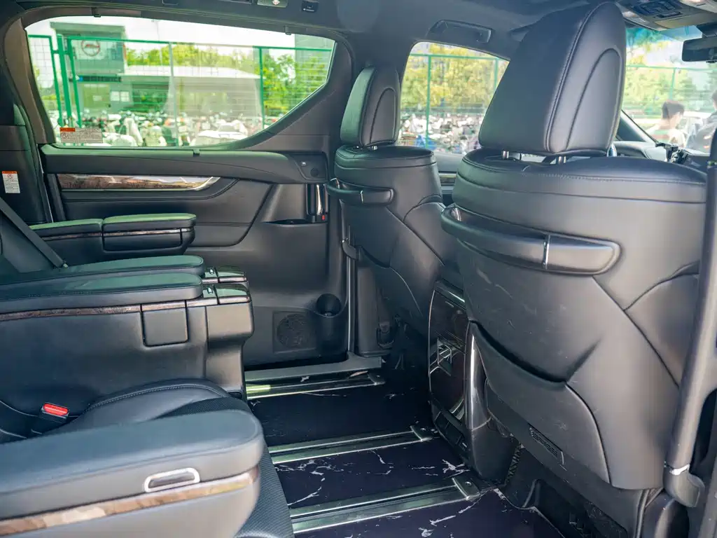 Toyota Vellfire — миниатюра 13