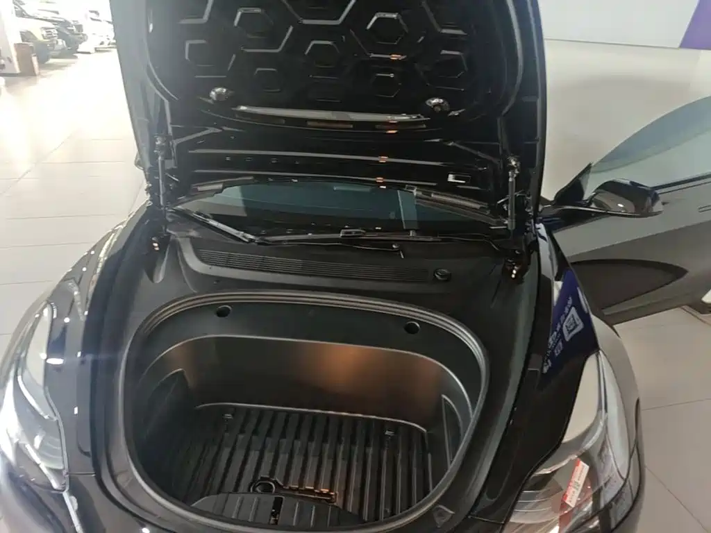 Tesla Model 3 — миниатюра 20