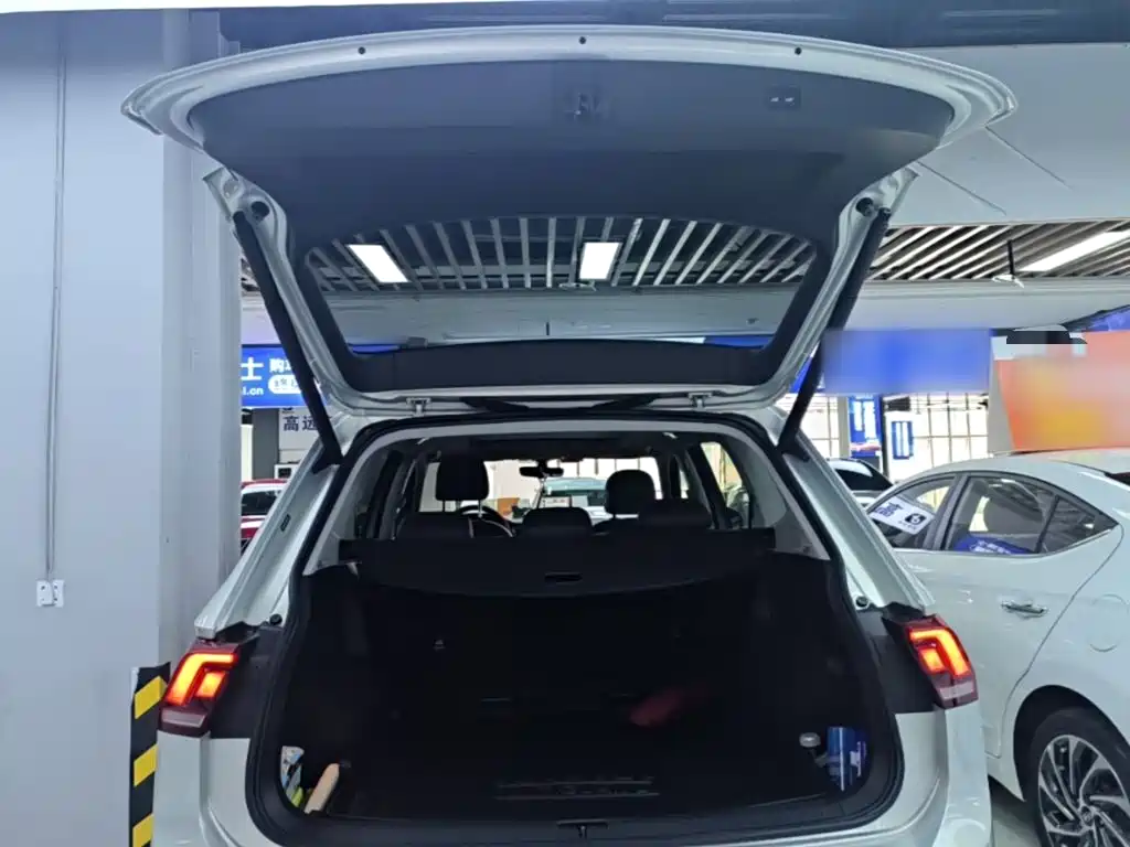 Volkswagen Tiguan L — миниатюра 19