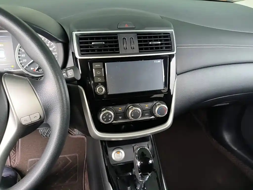 Nissan Tiida — миниатюра 13