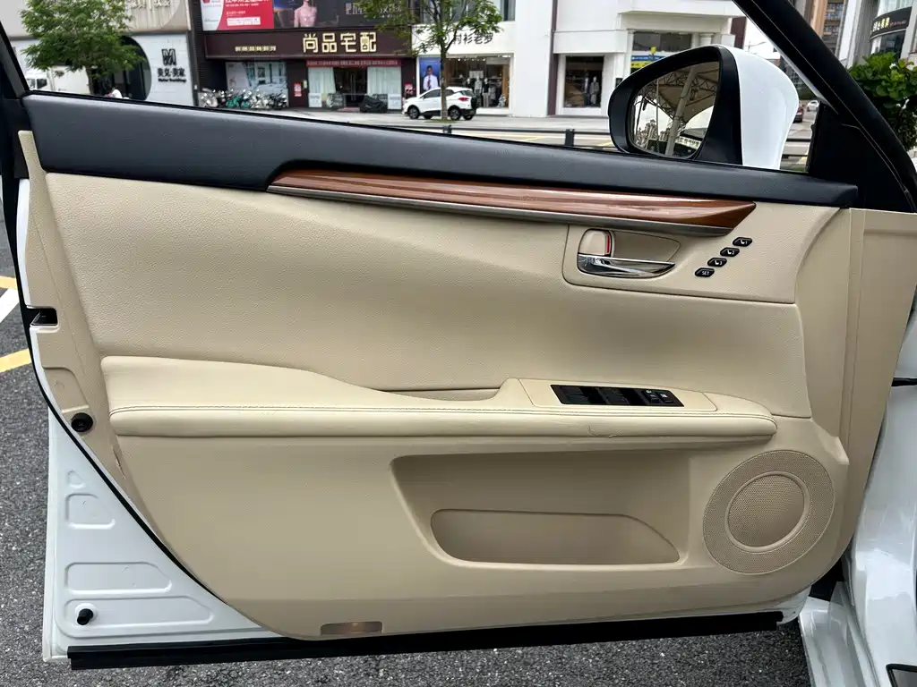 Lexus ES — миниатюра 12