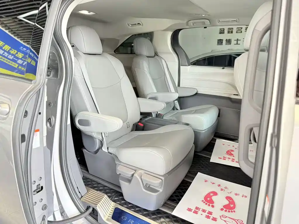 Toyota Granvia — миниатюра 12