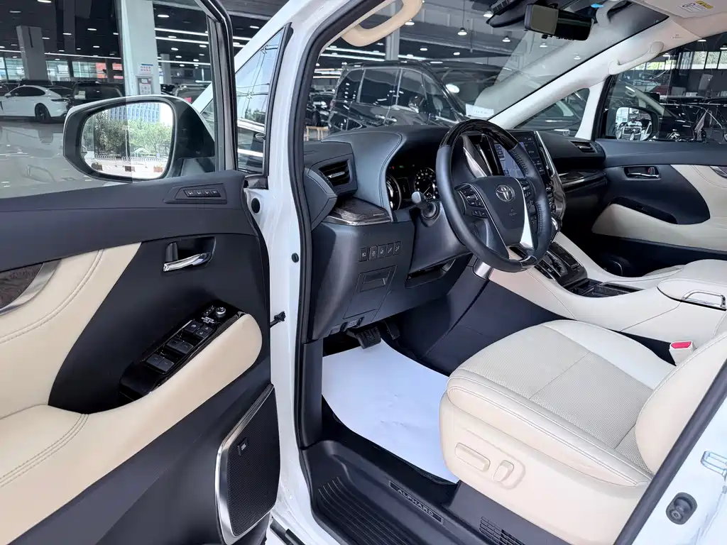 Toyota Alphard — миниатюра 3