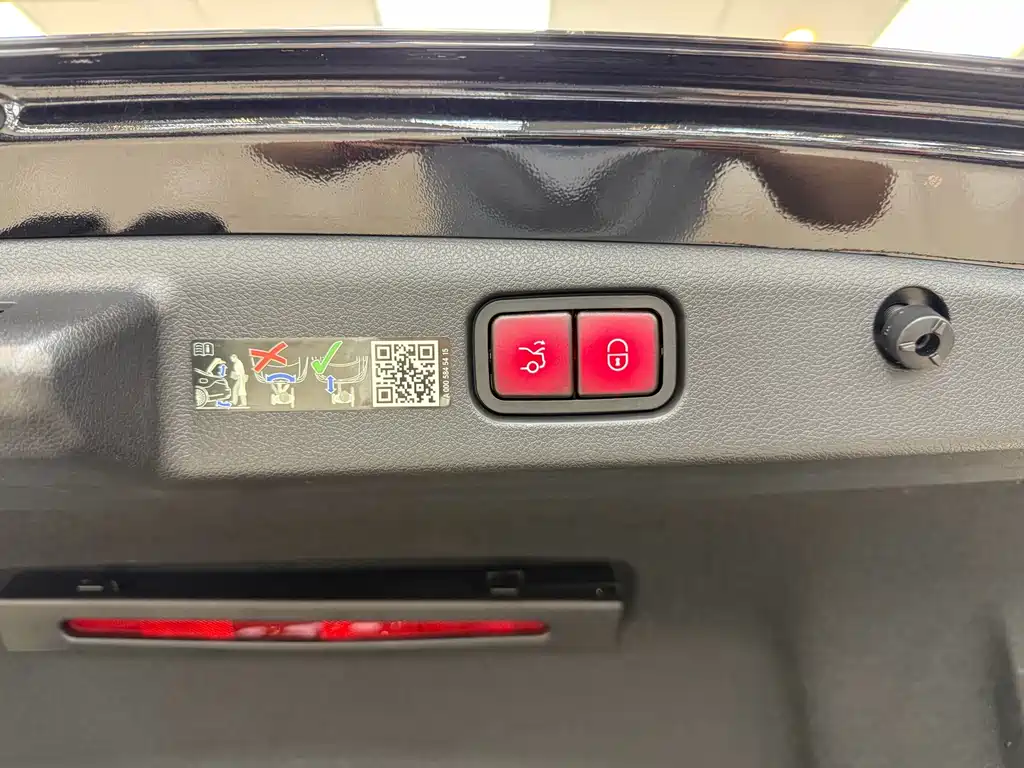 Mercedes-Benz E-Class — миниатюра 20