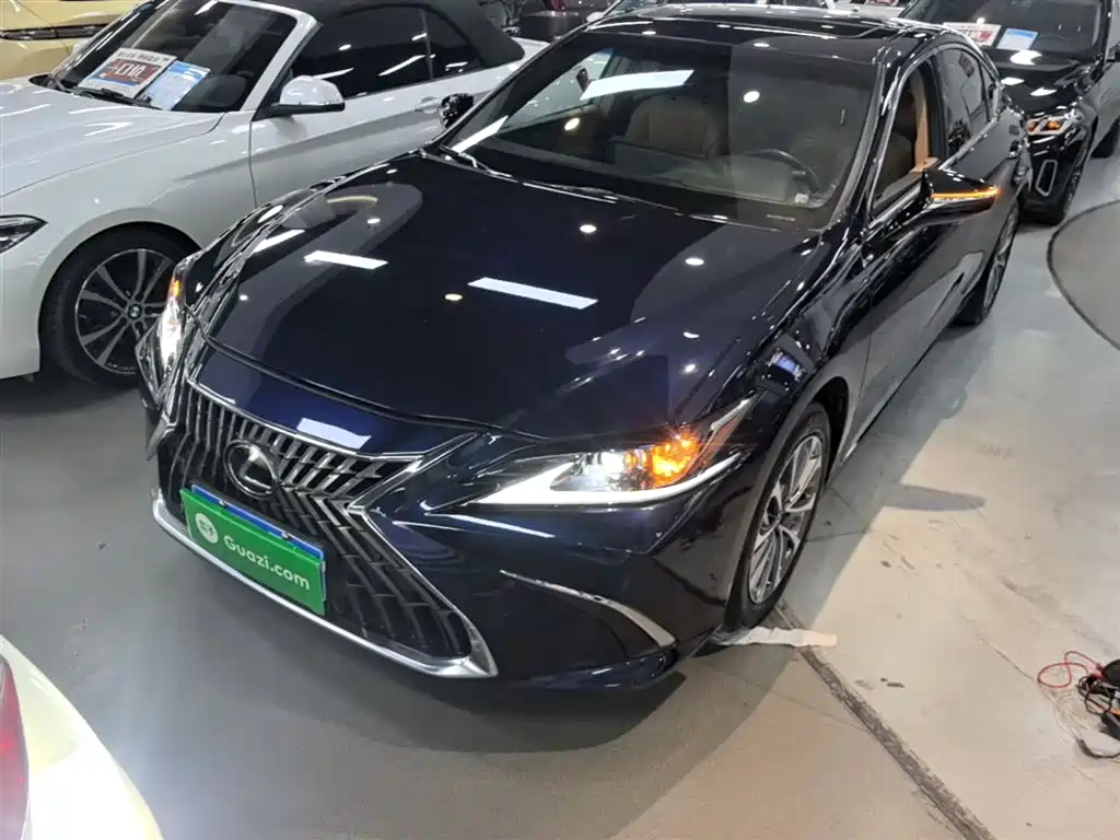 Lexus ES 2023