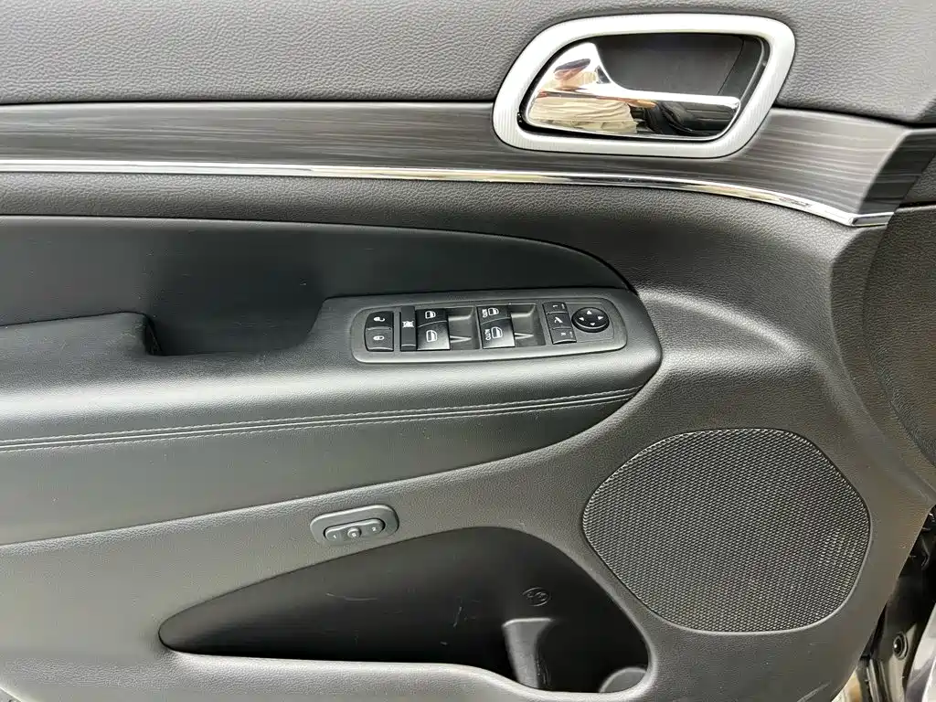 Jeep Grand Cherokee (Import) — миниатюра 18
