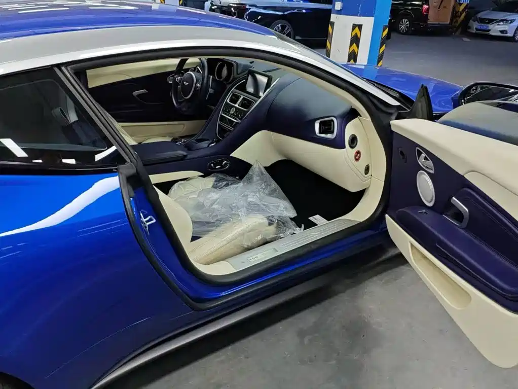 Aston Martin DB11 — миниатюра 9
