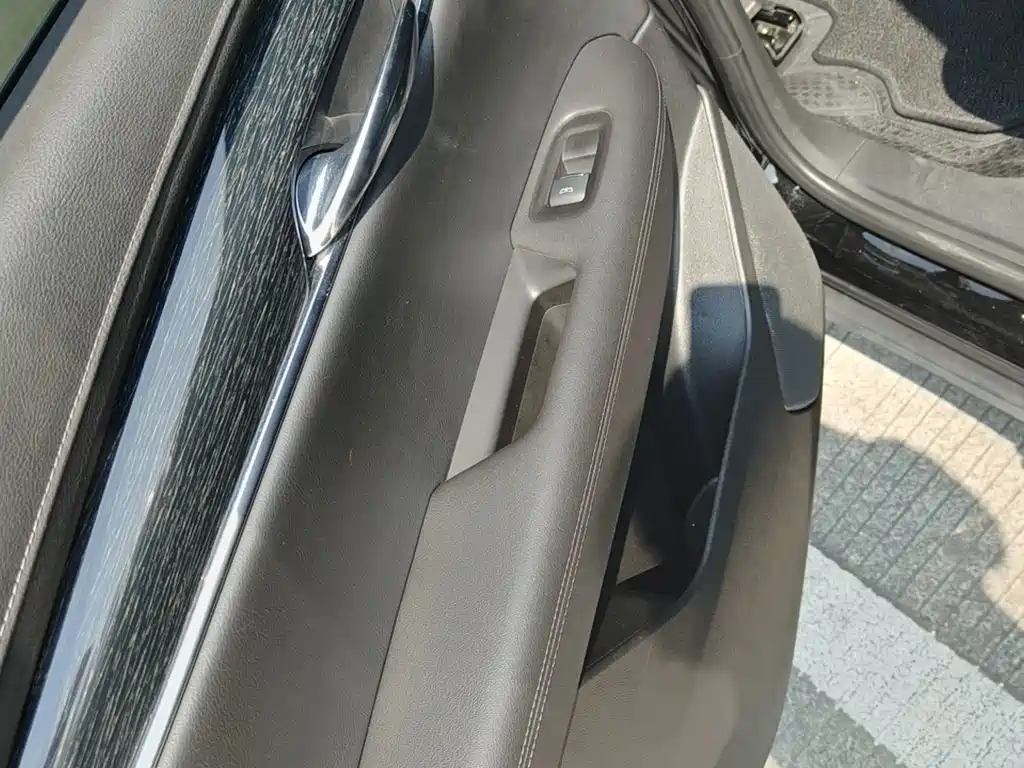 Cadillac XT5 — миниатюра 8