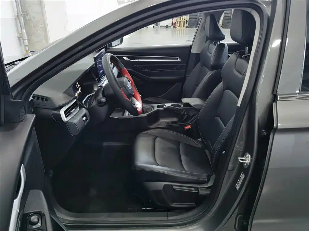 Geely Emgrand 2025 4 1.5L MT