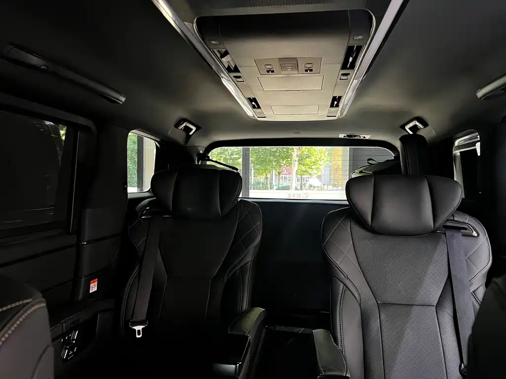 Toyota Alphard — миниатюра 8