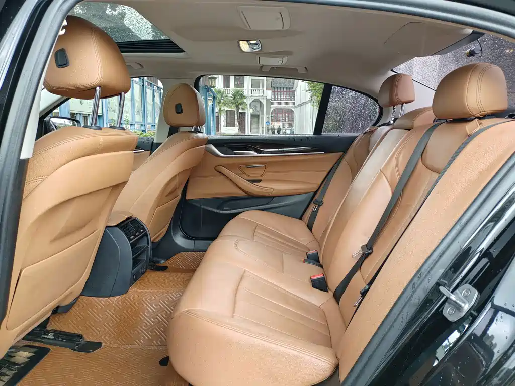 BMW 5 Series — миниатюра 11