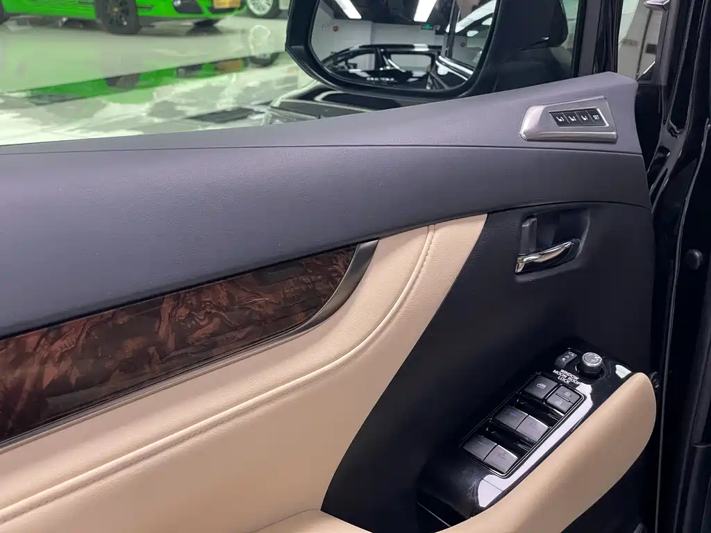 Toyota Alphard — миниатюра 26