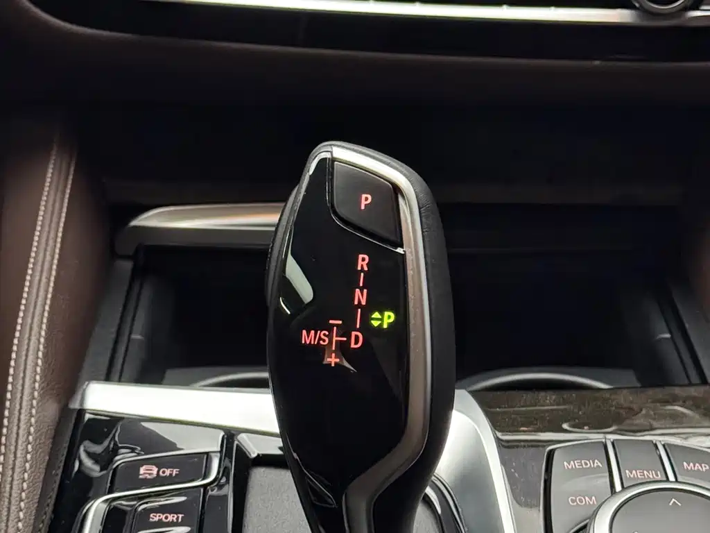 BMW 5 Series — миниатюра 13