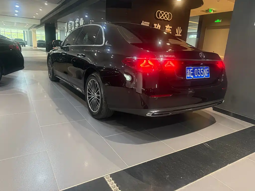 Mercedes-Benz E-Class — миниатюра 6
