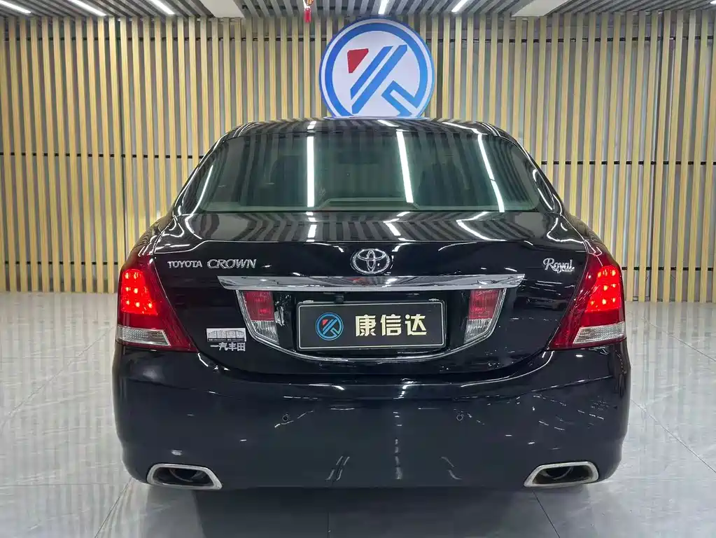 Toyota Crown — миниатюра 8
