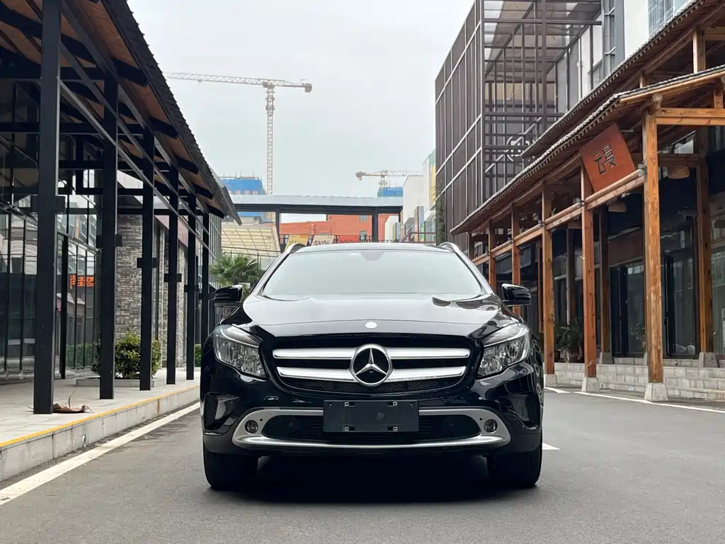 MERCEDES-BENZ  GLA