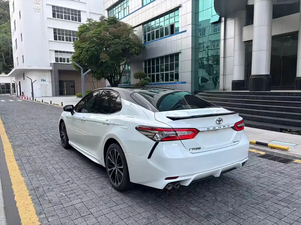 Toyota Camry — миниатюра 6