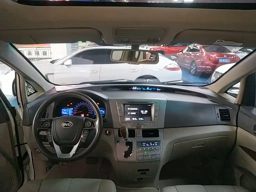 BYD M6 — миниатюра 10