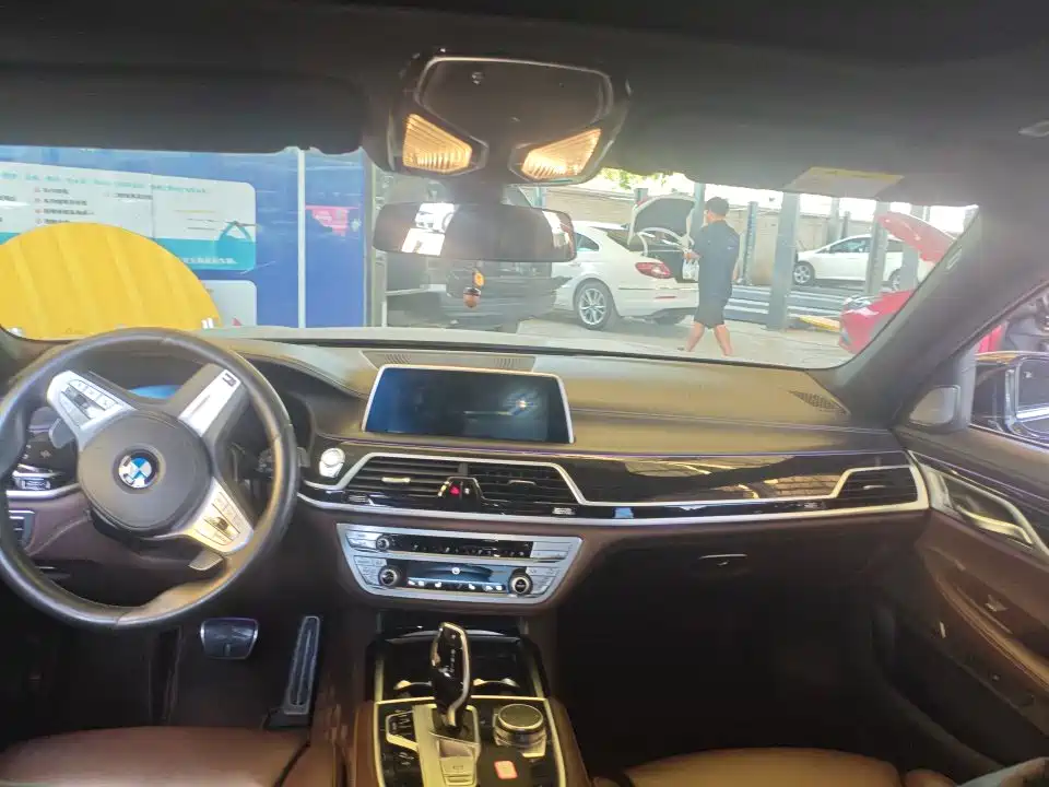 BMW 7 Series — миниатюра 5