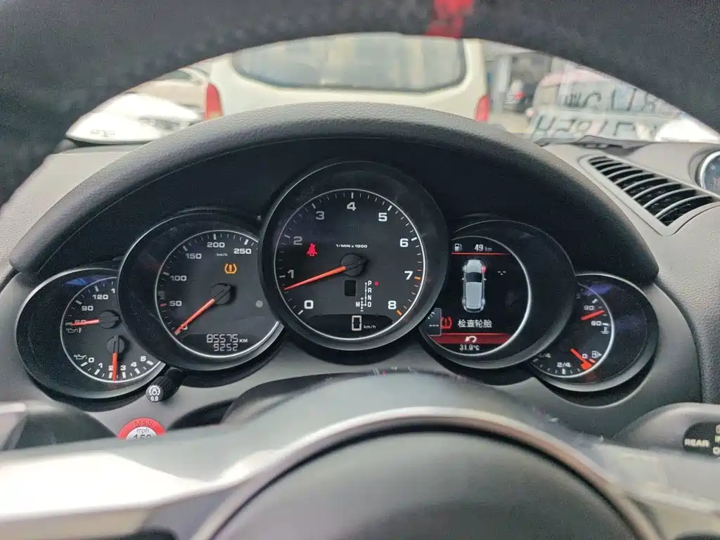 Porsche Cayenne — миниатюра 12
