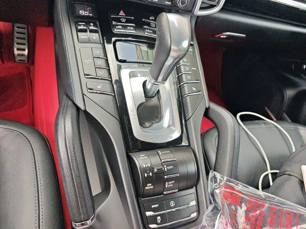 Porsche Cayenne — миниатюра 15