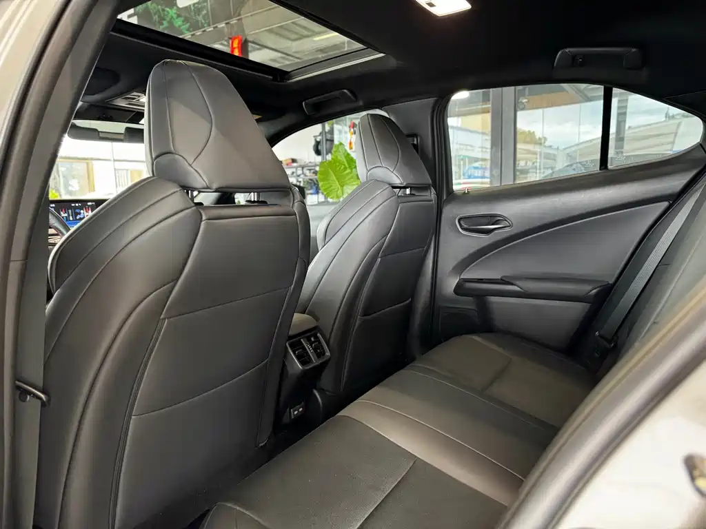 Lexus UX — миниатюра 24