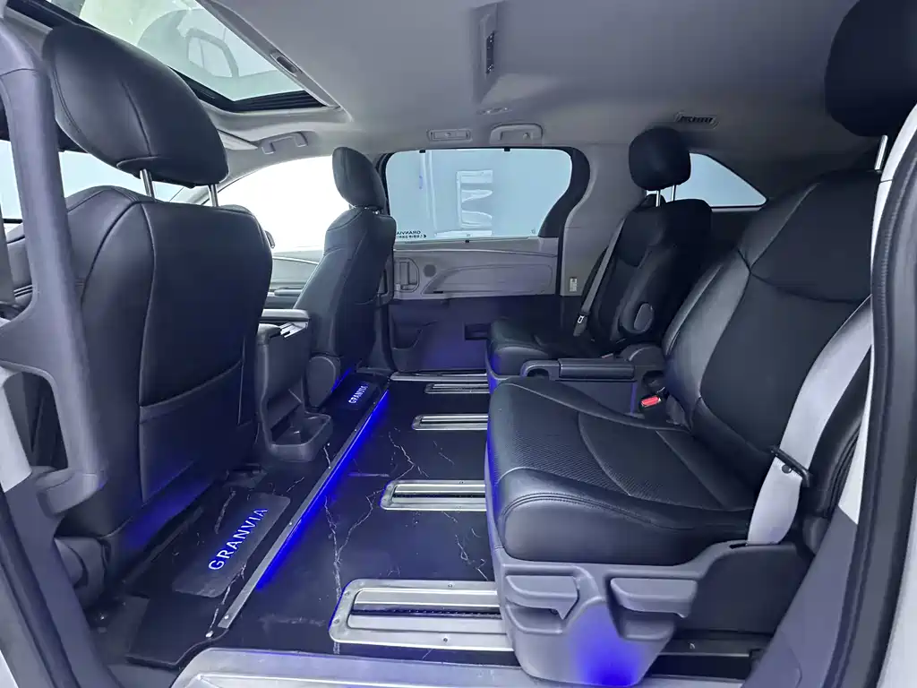 Toyota Granvia — миниатюра 8