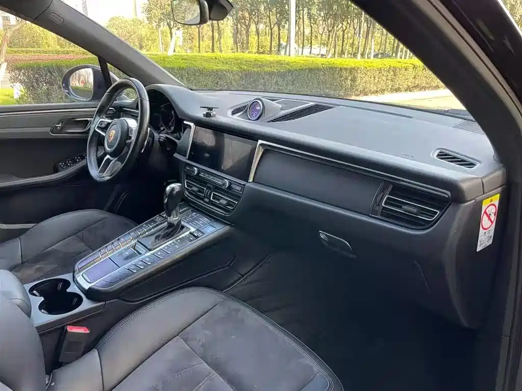 PORSCHE MACAN