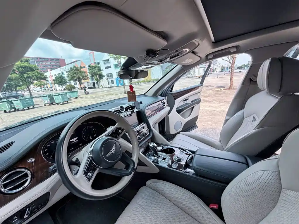 Bentley Bentayga — миниатюра 16
