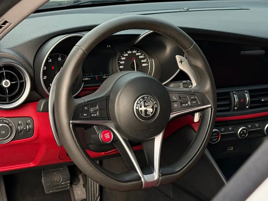 Alfa Romeo Giulia 2019 2.0T 280HP Black Package
