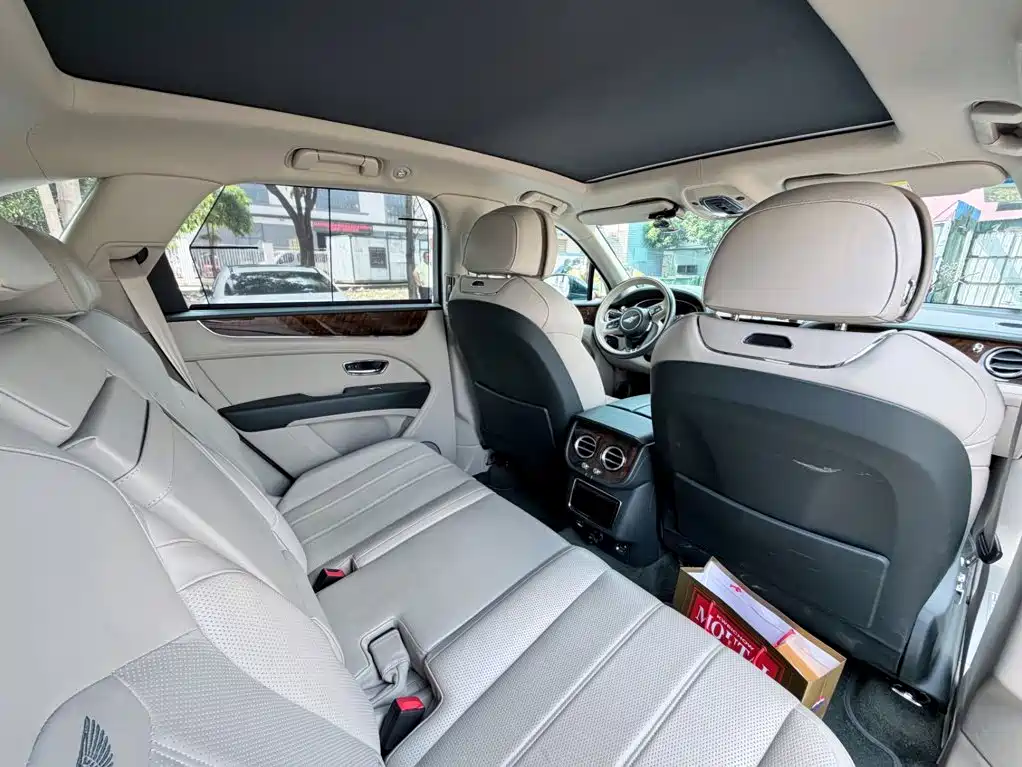 Bentley Bentayga — миниатюра 12