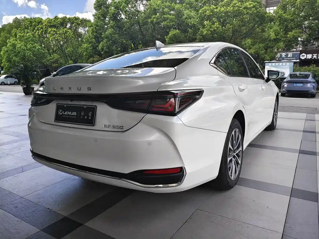 Lexus ES — миниатюра 10