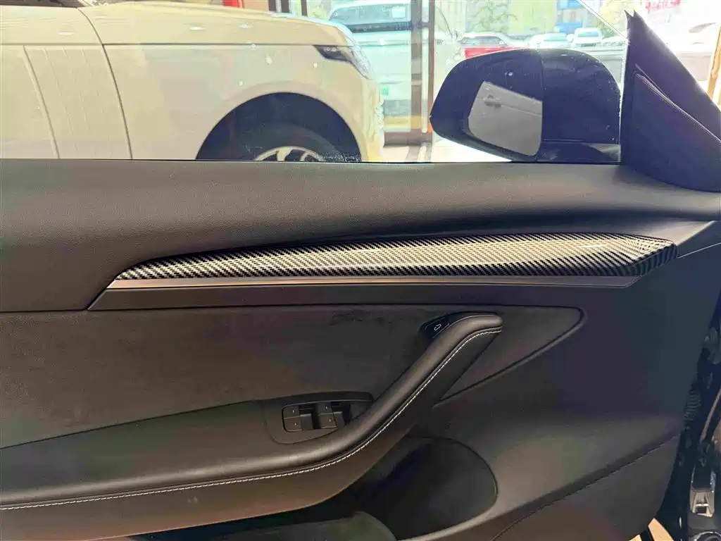 Tesla Model 3 — миниатюра 7