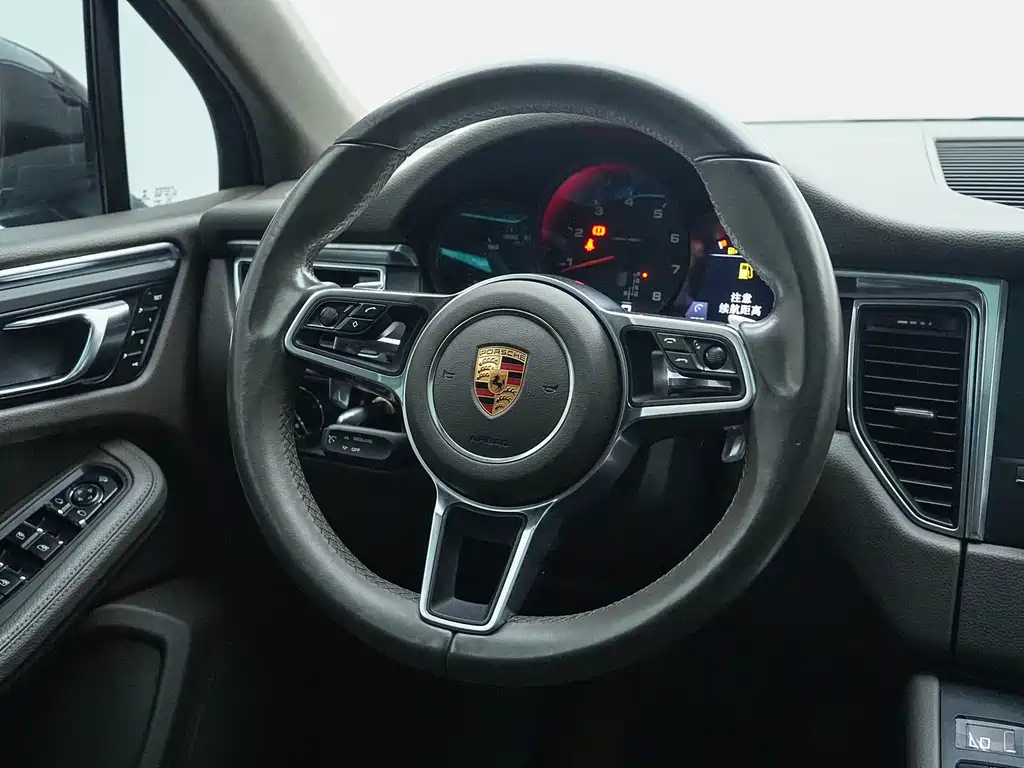 Porsche Macan — миниатюра 10