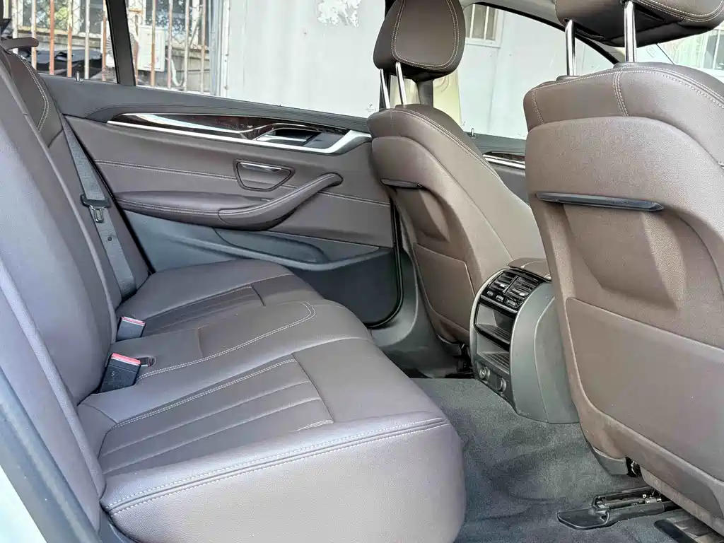 BMW 5 Series — миниатюра 11