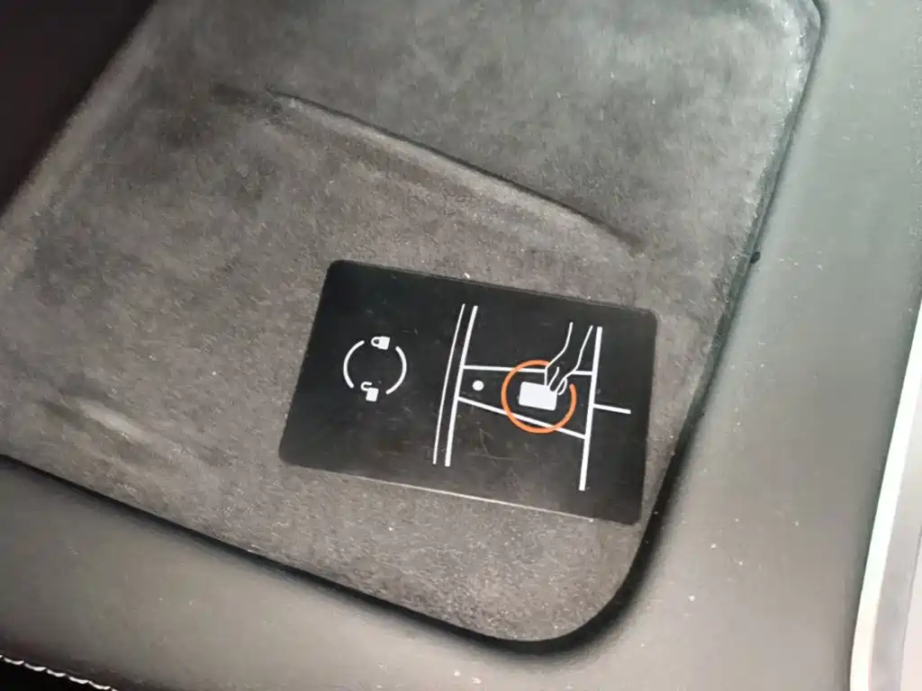 Tesla Model Y — миниатюра 9